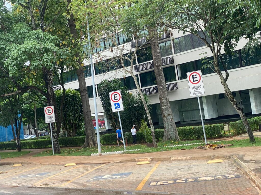 Credencial digital de estacionamento facilita acesso para idosos e pessoas com deficiência