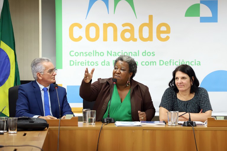 Ministra Macaé Evaristo reforça apoio às políticas para pessoas com deficiência durante reunião do Conade