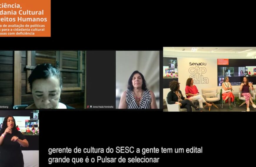 A imagem mostra uma captura de tela de uma videoconferência ou transmissão ao vivo. No canto superior esquerdo, há um banner laranja com o texto "Deficiência, Cidadania Cultural e Direitos Humanos. Encontro de avaliação de políticas públicas para a cidadania cultural das pessoas com deficiência". Abaixo, há duas janelas de vídeo, uma com uma mulher identificada como Márcia Rollemberg, que está olhando para baixo, e outra com Anna Paula Feminella, que está olhando para frente. À direita, há uma sala com cinco mulheres sentadas em cadeiras, participando de um painel de discussão. No fundo, há uma tela grande mostrando a transmissão da videoconferência. No canto inferior esquerdo, há uma intérprete de Libras (Língua Brasileira de Sinais) gesticulando. 