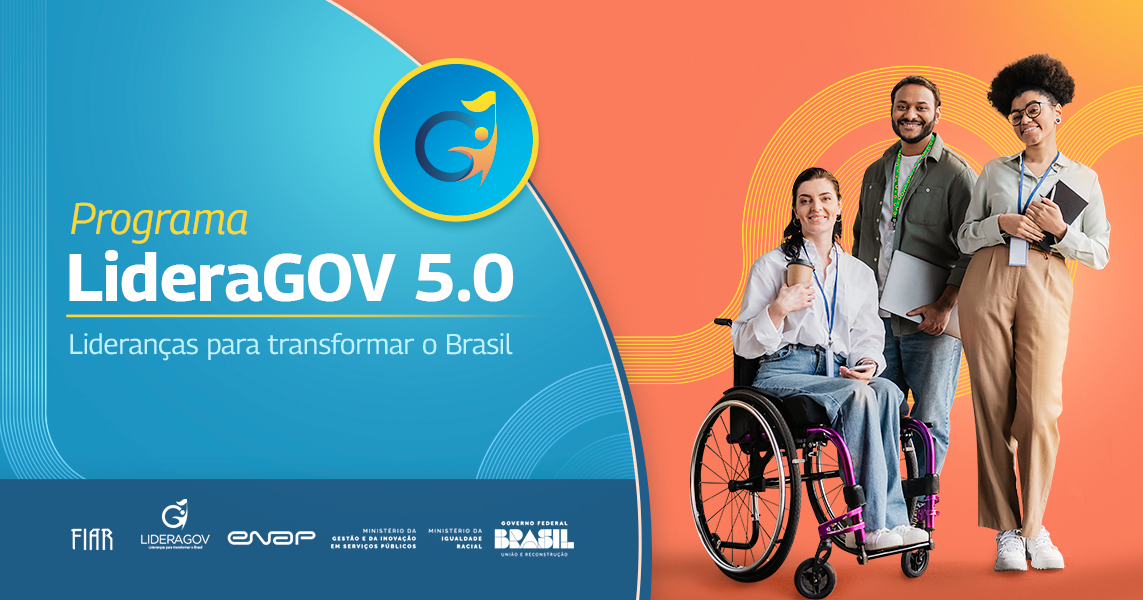 A imagem apresenta um banner do "Programa LideraGOV 5.0" com o slogan "Lideranças para transformar o Brasil". No lado esquerdo, há um fundo azul com o logotipo do programa, que é um círculo azul com um símbolo estilizado no centro. Abaixo do logotipo, estão os textos "FIAR", "LIDERAGOV", "ENAP", "MINISTÉRIO DA GESTÃO E DA INOVAÇÃO EM SERVIÇOS PÚBLICOS", "MINISTÉRIO DA IGUALDADE RACIAL" e "GOVERNO FEDERAL BRASIL UNIÃO E RECONSTRUÇÃO". No lado direito, há uma imagem de três pessoas sorrindo. A primeira pessoa, à esquerda, está em uma cadeira de rodas e segura um copo. A segunda pessoa, no centro, é um homem segurando um tablet. A terceira pessoa, à direita, é uma mulher segurando um caderno. O fundo é laranja com detalhes em linhas curvas.