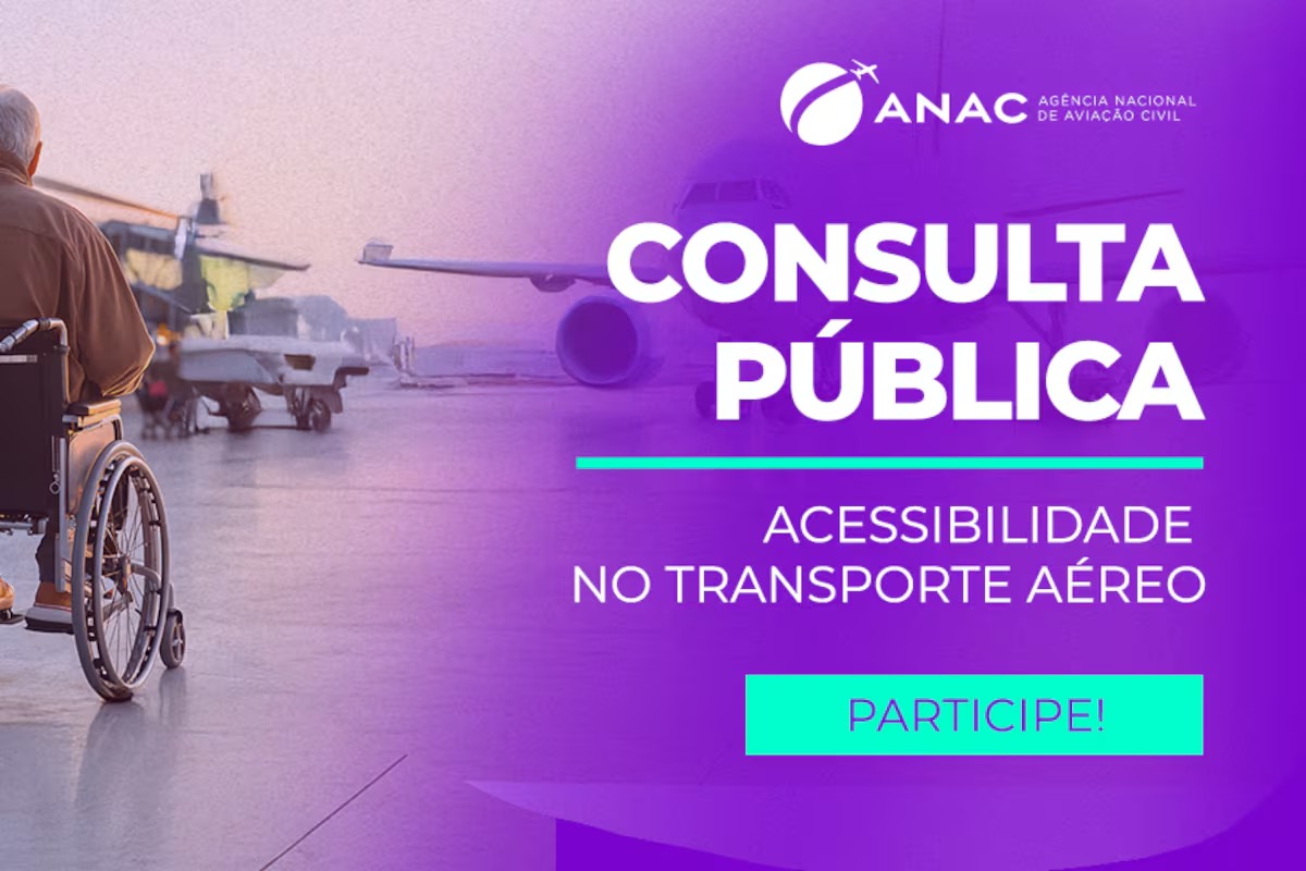 A imagem mostra uma pessoa em uma cadeira de rodas em um aeroporto, com um avião ao fundo. No lado direito, há um fundo roxo com o logotipo da ANAC (Agência Nacional de Aviação Civil) no topo. Abaixo do logotipo, está escrito em letras grandes "CONSULTA PÚBLICA". Mais abaixo, está escrito "ACESSIBILIDADE NO TRANSPORTE AÉREO" e, em um retângulo verde, a palavra "PARTICIPE!".