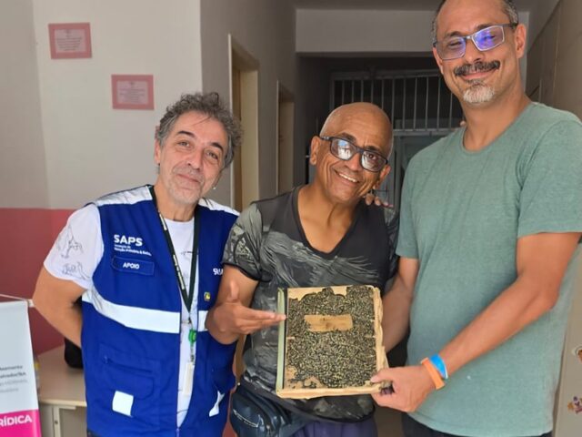 MDHC recebe livro de registros que documenta a separação forçada de filhos de pessoas com hanseníase em Salvador