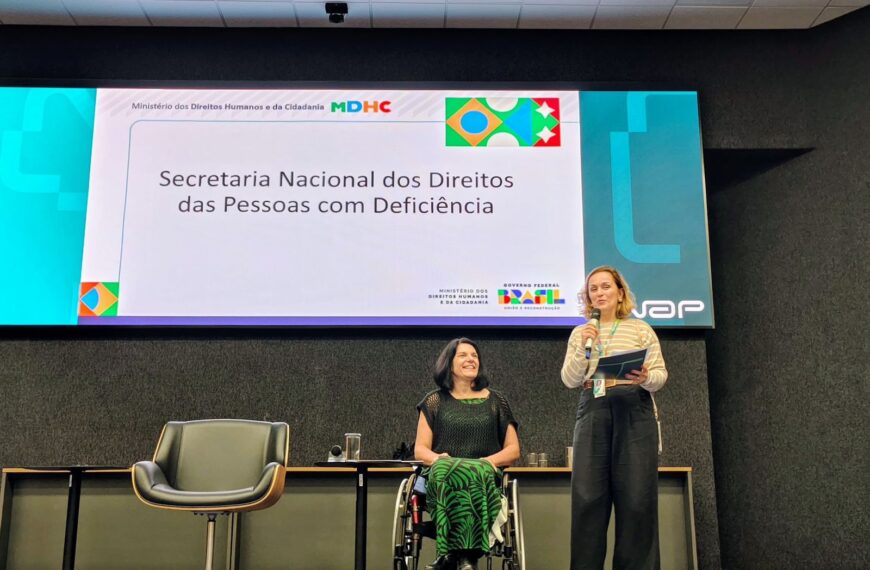 Duas mulheres apresentam evento da Secretaria dos Direitos das Pessoas com Deficiência.