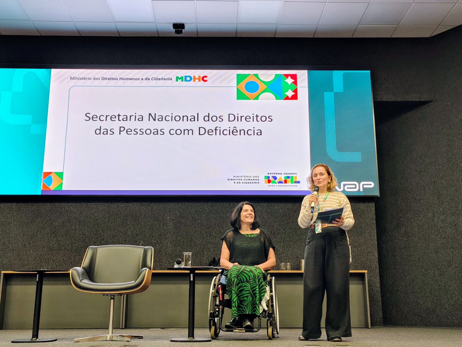 Duas mulheres apresentam evento da Secretaria dos Direitos das Pessoas com Deficiência.