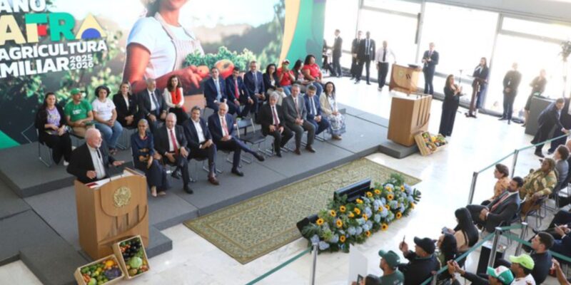 Presidente Lula discursa em evento de agricultura familiar, com autoridades e agricultores presentes.