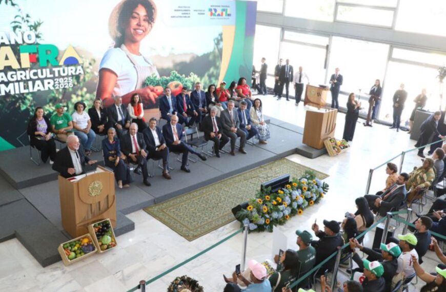 Presidente Lula discursa em evento de agricultura familiar, com autoridades e agricultores presentes.