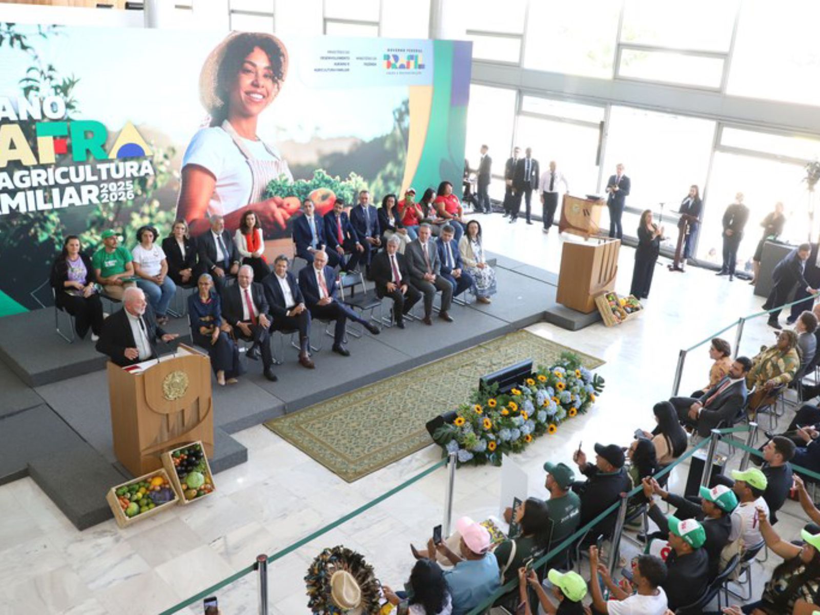 Presidente Lula discursa em evento de agricultura familiar, com autoridades e agricultores presentes.