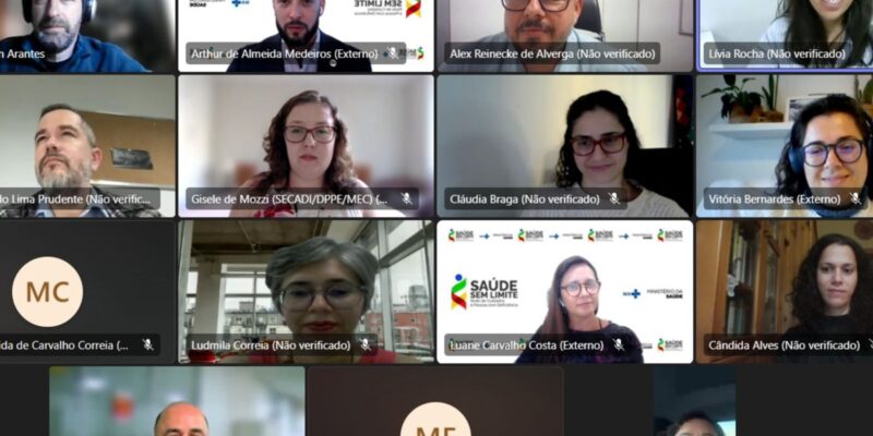 Reunião virtual com 15 pessoas, algumas com vídeo ligado e outras apenas com iniciais no perfil.