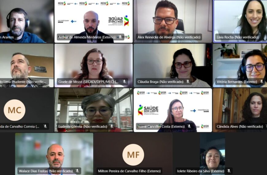 Reunião virtual com 15 pessoas, algumas com vídeo ligado e outras apenas com iniciais no perfil.