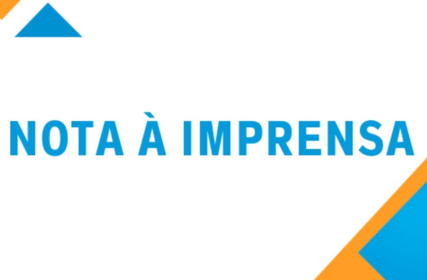 Fundo branco com a frase "NOTA À IMPRENSA" em azul e detalhes geométricos azul e laranja.