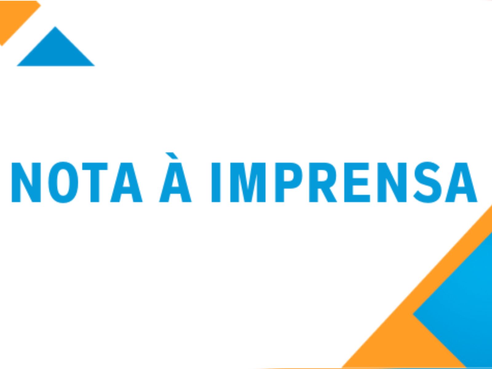 Fundo branco com a frase "NOTA À IMPRENSA" em azul e detalhes geométricos azul e laranja.
