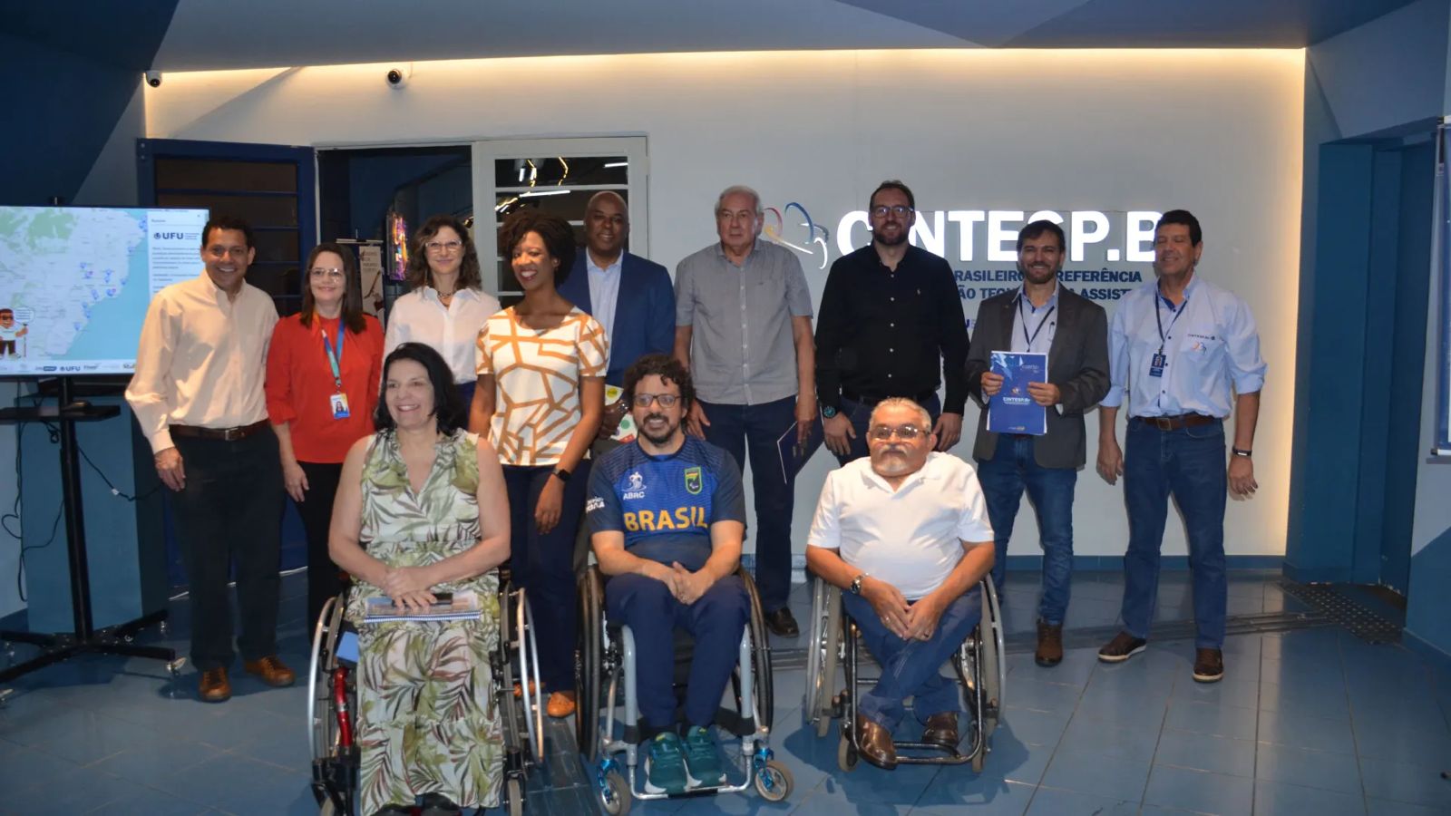 MDHC consolida adesão de Uberlândia ao Novo Viver sem Limite e reforça investimentos em tecnologias assistivas Grupo diverso, incluindo pessoas em cadeiras de rodas, reunido em evento sobre tecnologia assistiva.