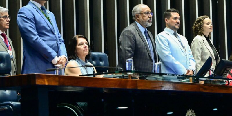 Autoridades em solenidade no plenário do Senado, em clima formal e sério.