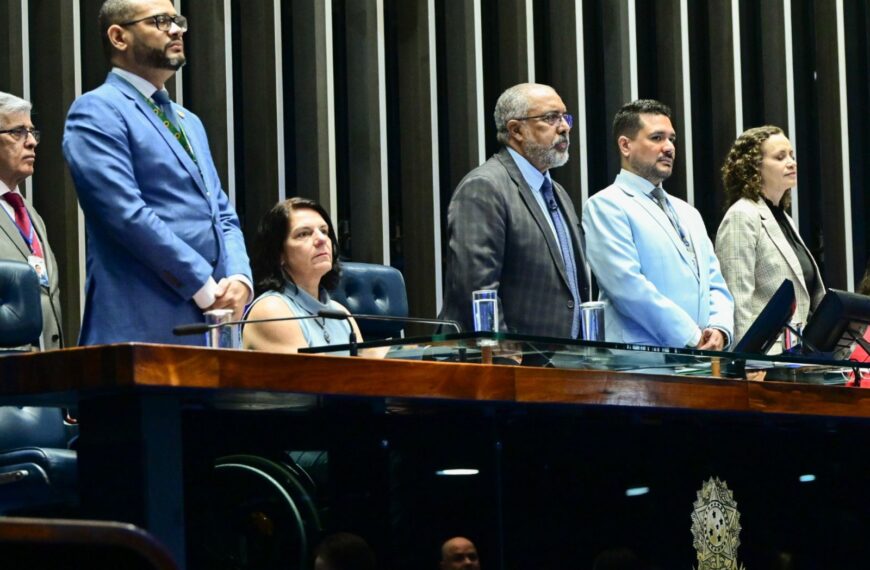 Autoridades em solenidade no plenário do Senado, em clima formal e sério.