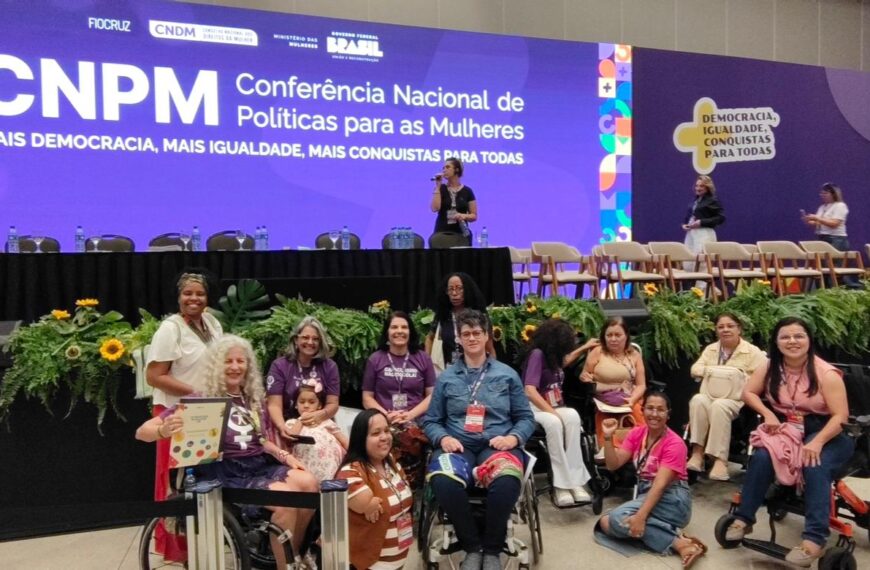 Grupo de mulheres com deficiência reunidas no palco da 5ª Conferência Nacional das Mulheres.