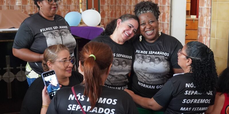 Grupo de seis mulheres incluindo a Ministra do MDHC Macaé com camisetas “FILHOS SEPARADOS”, sorrindo e se abraçando