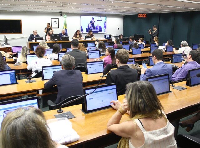 MDHC debate avaliação biopsicossocial para o reconhecimento de deficiências em audiência na Câmara dos Deputados